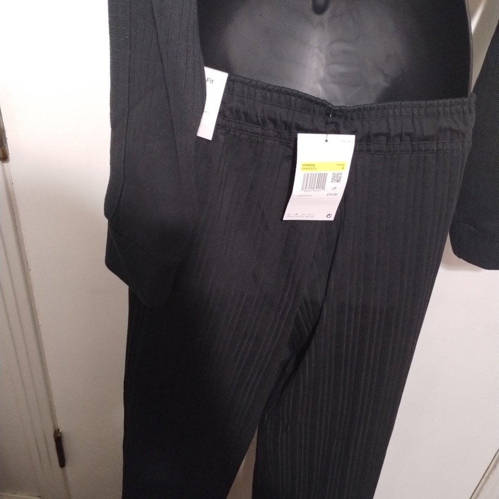 Nike Women's Black Track Pants & Cropped Sweatshirt Set - Picture 9 of 12